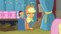 Applejack tapping a Holly doll MLPBGE