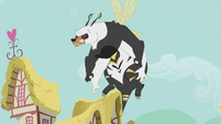 Bugbear flies up S5E9.png (1.12 MB) Bugbear flies up S5E9