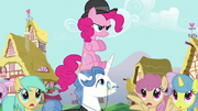 S03E03 Pinkie na głowie Fancypantsa.png