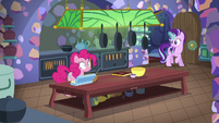 Starlight joins Pinkie Pie in the kitchen S6E21