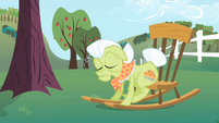 Applejack introduces Granny Smith S1E01