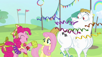 Pinkie Pie throws confetti S4E10