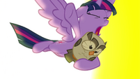 Twilight escapes the library with Owlowiscious S4E26