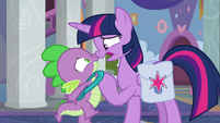 Twilight panicking in Spike's face S8E25