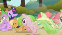 Apple Family pushes Twilight and Spike S01E01