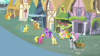 Crowd of ponies singing S4E12