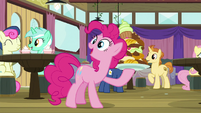 Pinkie holding a large plate of food S9E16