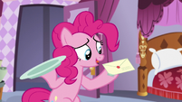 Pinkie holds letter S5E14