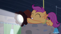Scootaloo holding up the spotlight S7E8.png (832 KB)