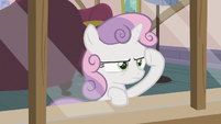 Sweetie Belle peering through the window S6E19