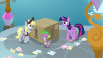 Twilight thanks Derpy for the delivery S9E5