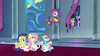 Main ponies gathering in the throne room S9E4