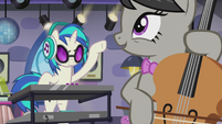 Octavia approves of DJ Pon-3's sound S5E9