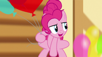 Pinkie grabbing balloons while sliding S5E3