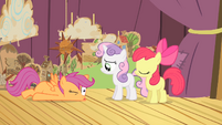 Scootaloo falls on the stage S4E05