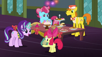 Starlight gives Apple Bloom a cupcake S6E8