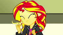 Sunset Shimmer and Ray being affectionate SS7