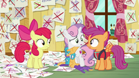 Sweetie Belle and Scootaloo look at each other S6E4