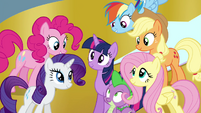 Twilight surrounded by her friends S4E26