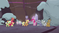 Applejack facing the Pie family S5E20