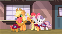 CMC about to touch hooves S3E04