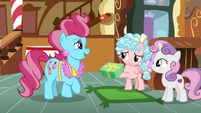 Cozy Glow giving Mrs. Cake a present S8E12