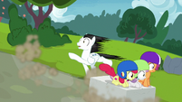 Cutie Mark Crusaders speed past Starry Eyes S7E6