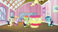 Dancing colt spins Apple Bloom around S6E4