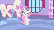 S01E17 Sweetie Belle obserwuje zapracowaną Rarity