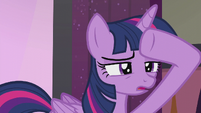 Twilight peering into the audience S5E25