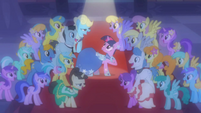 Crowd after Twilight's verse S01E26