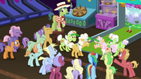 Crowd of ponies cheer around grannies S8E5