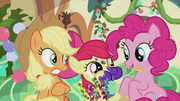 S05E20 Applejack, Pinkie i Apple Bloom w pociągu