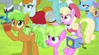 Crowd of ponies listening to Twilight S4E22