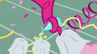Pinkie Pie drips shampoo on cleaning cloths S7E19