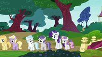 Rarity and Sweetie Belle in Twisty Pop's line S7E6