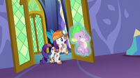 Rarity levitating a glowing Spike S6E5