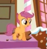 Scootaloo ma taki sam kolor oczu co Apple Bloom? I gdzie skrzydła?