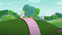 Apple Bloom falls off the scooter S6E4