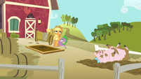 Applejack, Spike, and muddy pig S03E09