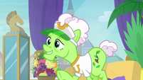 Applesauce considers inviting bellhop to magic show S8E5