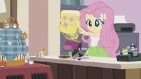 Fluttershy emptying the contents of her bag EG2.jpg (52 КБ)