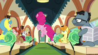 Passengers see Pinkie excited S6E3