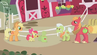 S01E07 Apple Bloom pakuje sok dla AJ