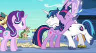 S06E01 Twilight przytula brata