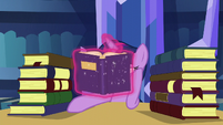 Twilight reading another book S5E16