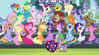 Mane Six and students gathered for the photo S8E2