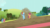 Rainbow and Scootaloo about to win the race S5E17