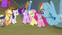 Rainbow telling her friends the news S8E7