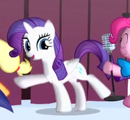 Rarity mit Flügeln der Episode Pinkie Pride (ein Animationsfehler)